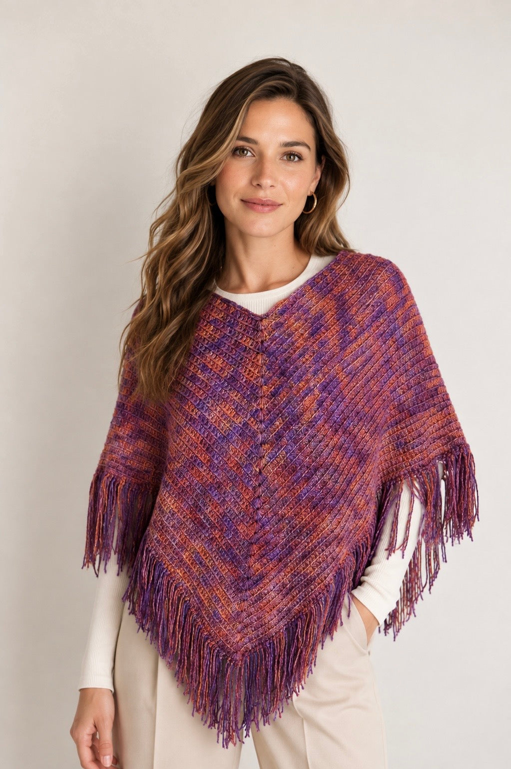 Poncho scollo a V all’uncinetto con frange | Sandrina