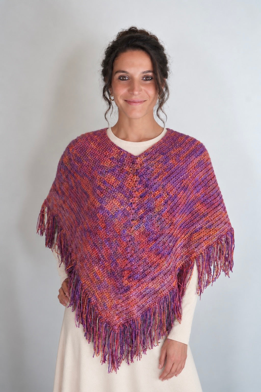 Poncho scollo a V all’uncinetto con frange | Sandrina