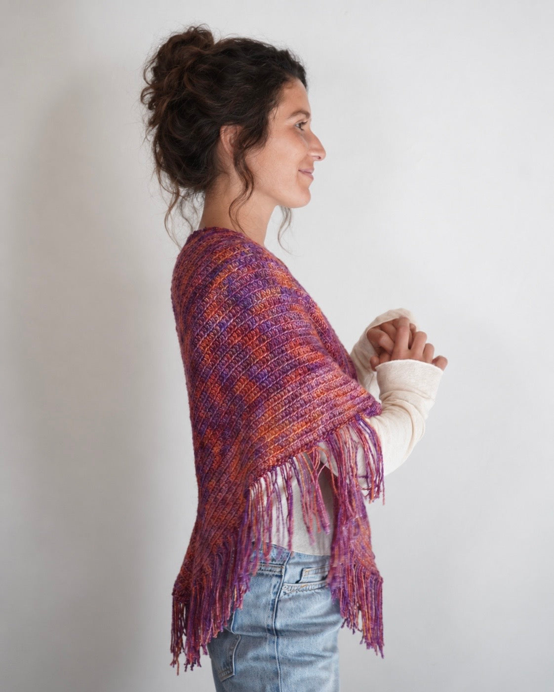 Poncho scollo a V all’uncinetto con frange | Sandrina