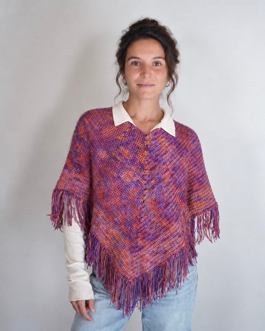 Poncho scollo a V all’uncinetto con frange | Sandrina