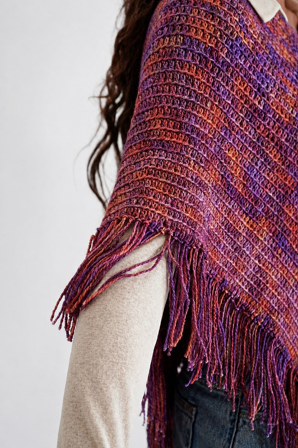 Poncho scollo a V all’uncinetto con frange | Sandrina