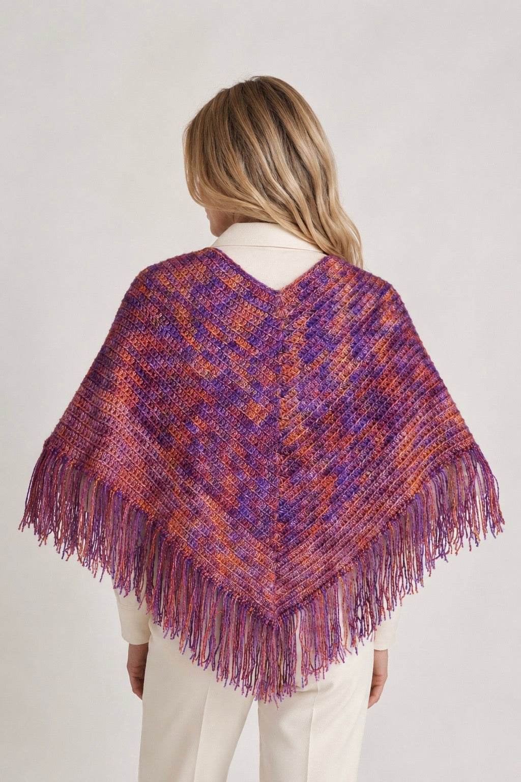 Poncho scollo a V all’uncinetto con frange | Sandrina