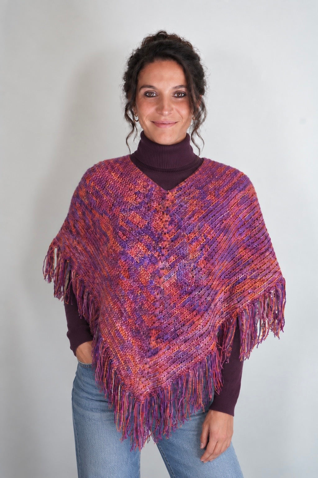 Poncho scollo a V all’uncinetto con frange | Sandrina