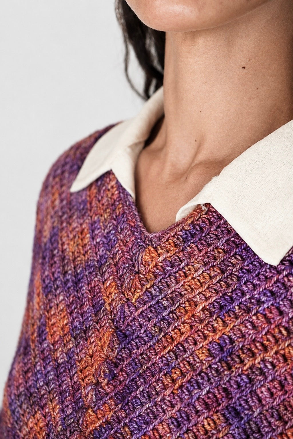 Poncho scollo a V all’uncinetto con frange | Sandrina
