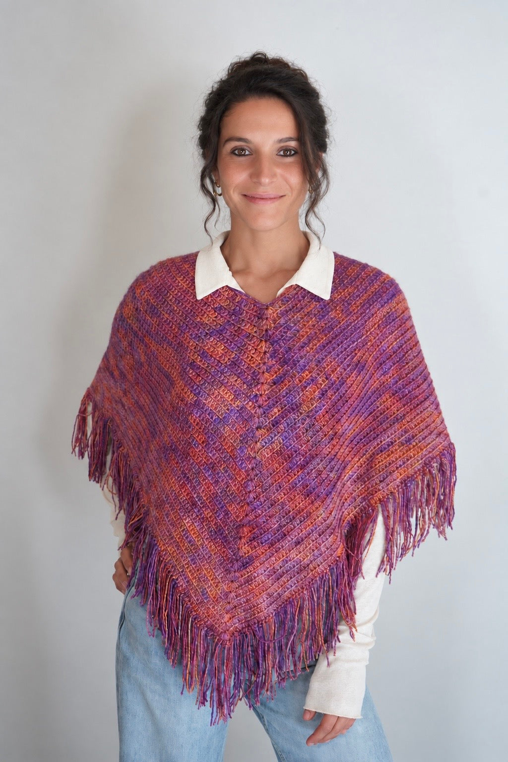 Poncho scollo a V all’uncinetto con frange | Sandrina